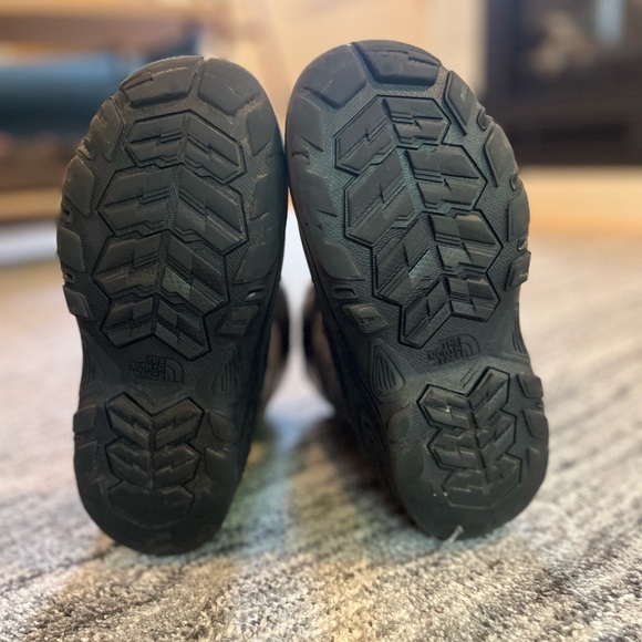 The North Face Kids Alpenglow Snow Boots - size 4 - Picture 4 of 10